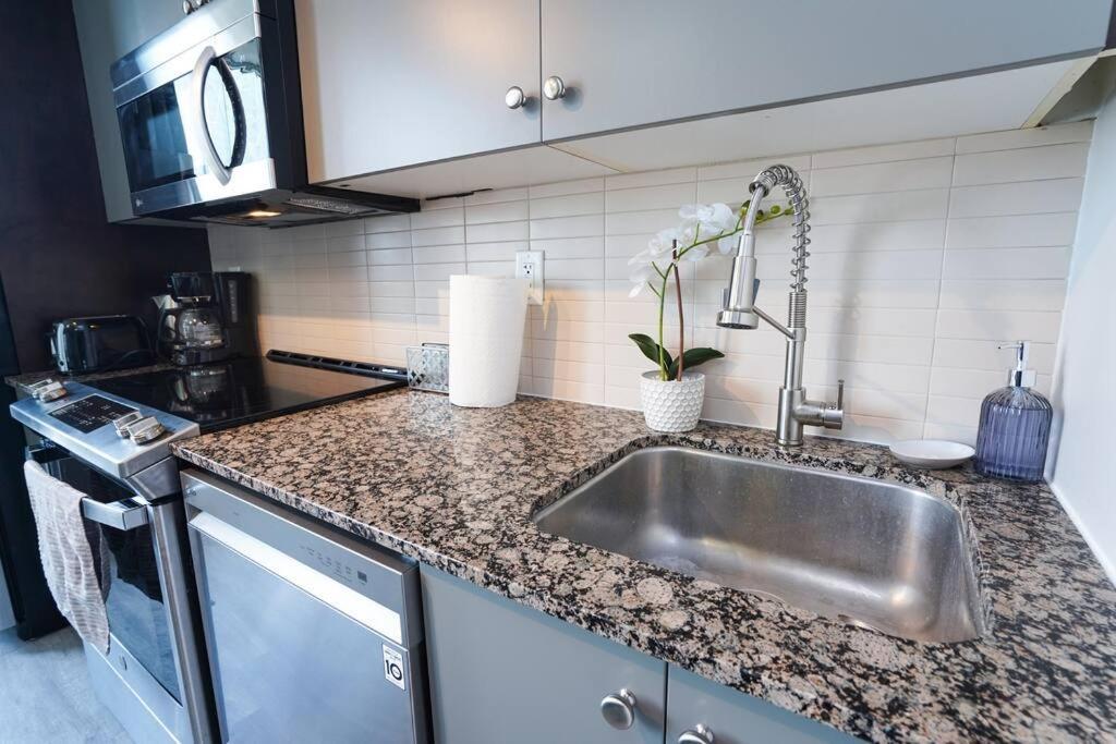 1504 Brand New Best Location 1Br Den With Amazing View Toronto Bagian luar foto